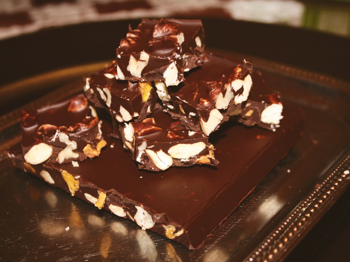 TURRÓN DE CHOCOLATE CON FRUTOS SECOS Y&nbsp;MELOCOTÓN