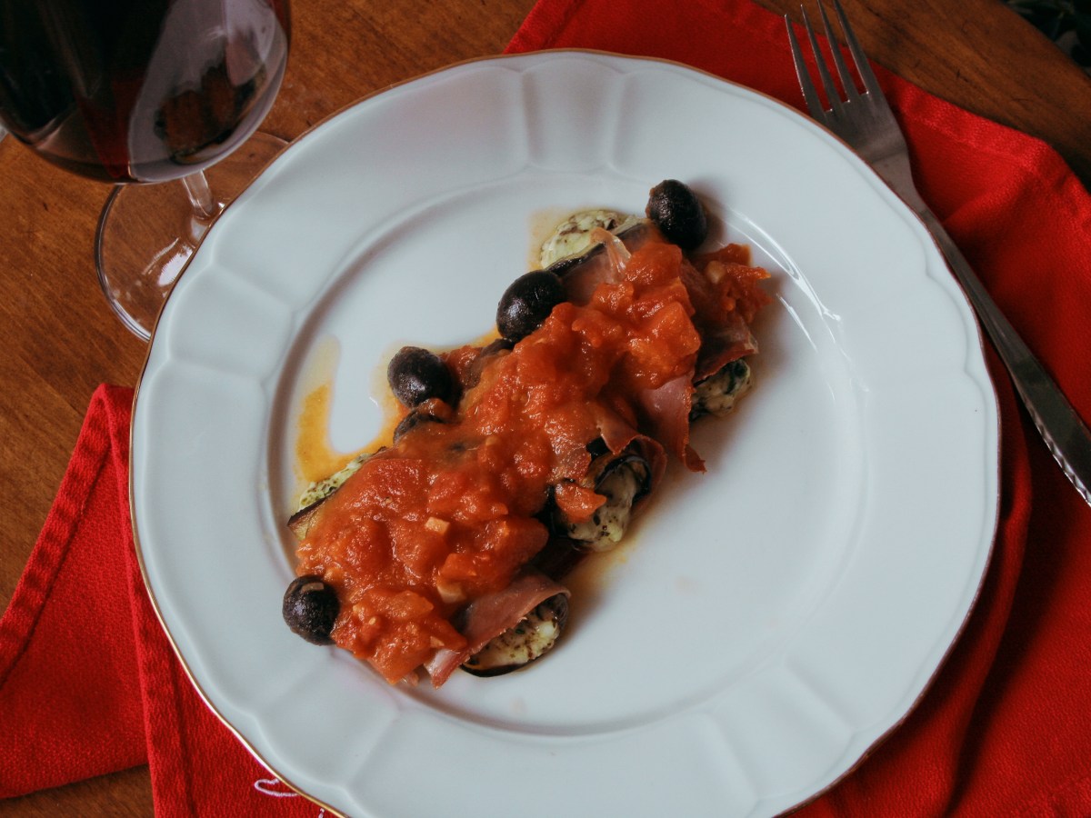 ROLLITOS DE BERENJENA, JAMÓN Y&nbsp;RICOTA